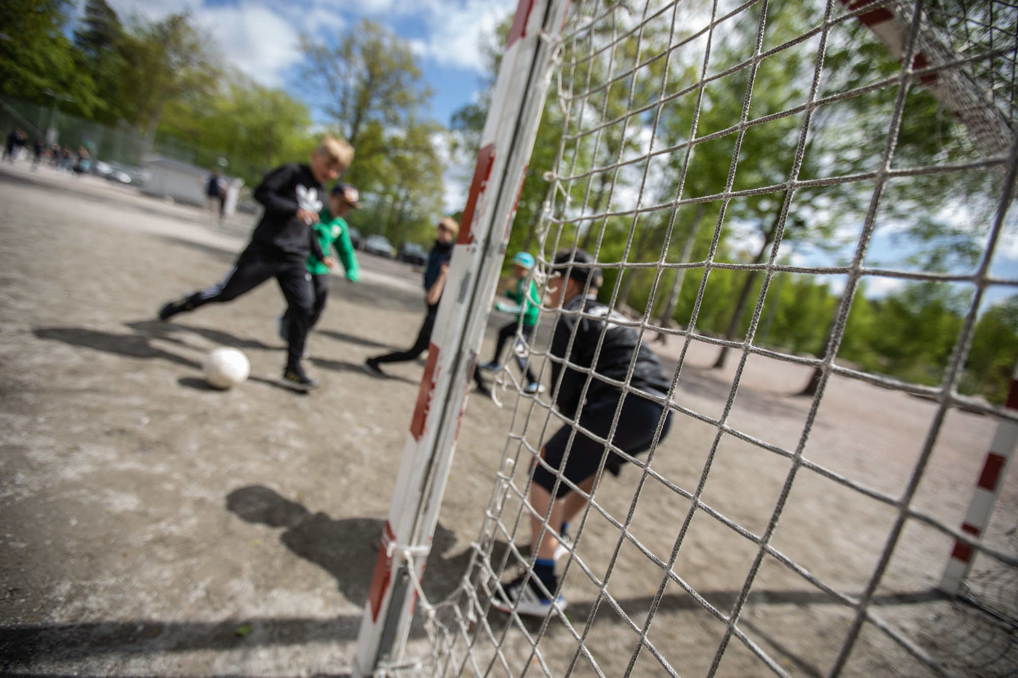 Skolelever på Bastasjö Friskola spelar fotboll på skolgården