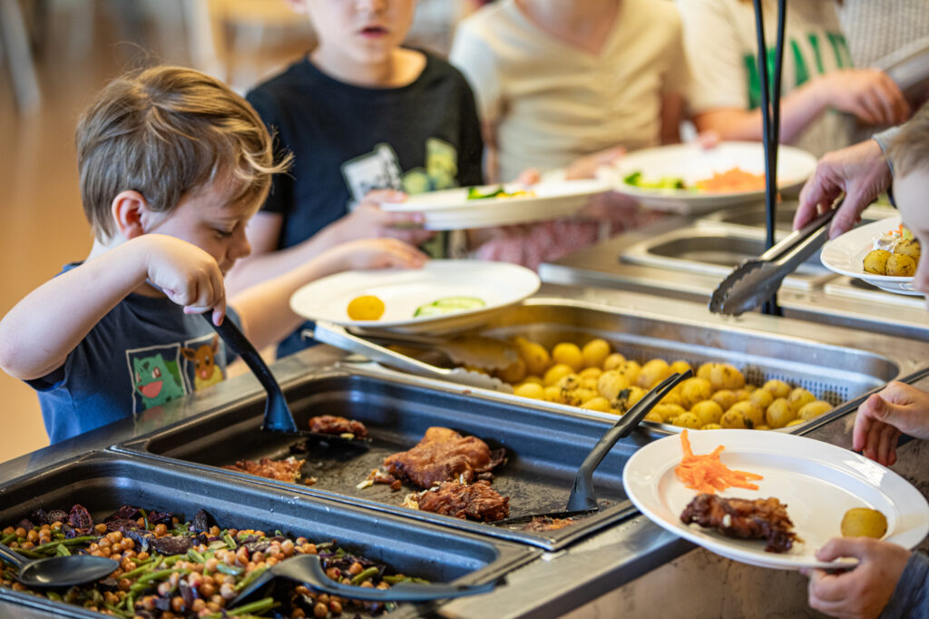 Skollunchen tillredd i Bastasjös eget skolkök serveras till lunch