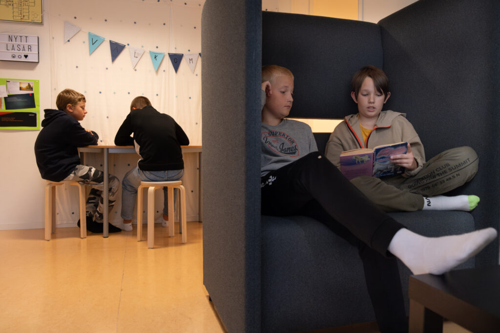 Unga elever studerar och läser i Bastasjö Friskolas olika lärmiljöer